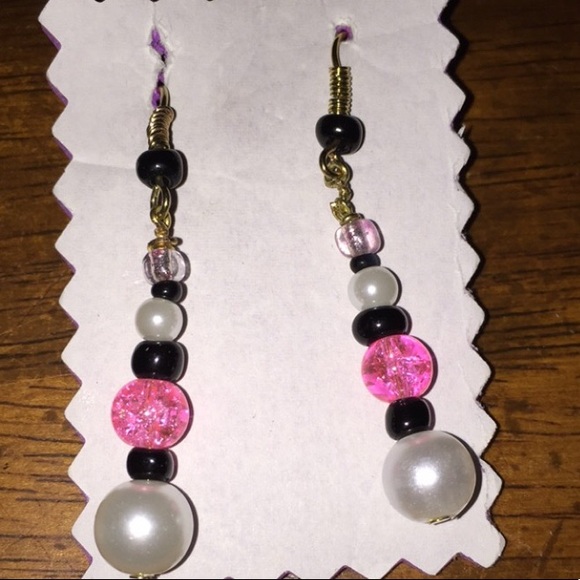 Pair of hanging beaded earrings. - Picture 2 of 2